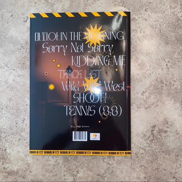 KPop Album - Guess Who? (ITZY) - Picture 2 of 4